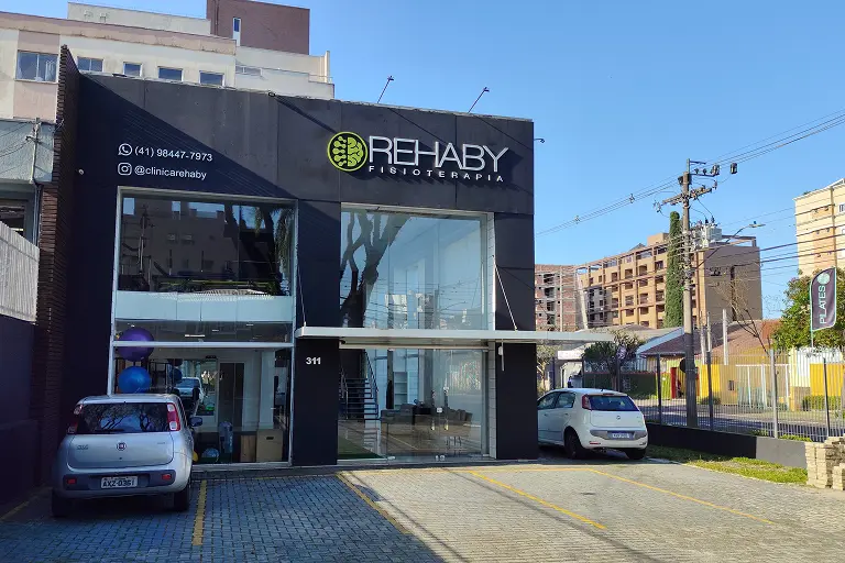 Fachada e estacionamento